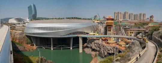 大地“伤疤”上“绣花” 百米深坑下的冰雪奇迹与废水治理